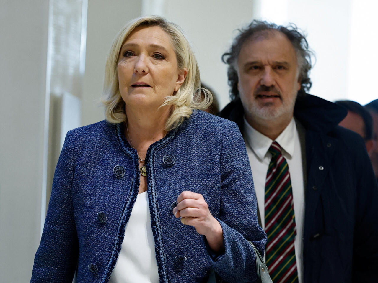 Condamnation de Marine Le Pen : La justice française a récemment déclaré coupable Marine Le Pen et plusieurs cadres du Rassemblement National (RN) pour détournement de fonds publics. Les condamnations, qui comprennent quatre ans de prison ferme et cinq années d’inéligibilité, soulèvent des questions sur l’application et la légitimité des lois visant à moraliser la vie politique en France.