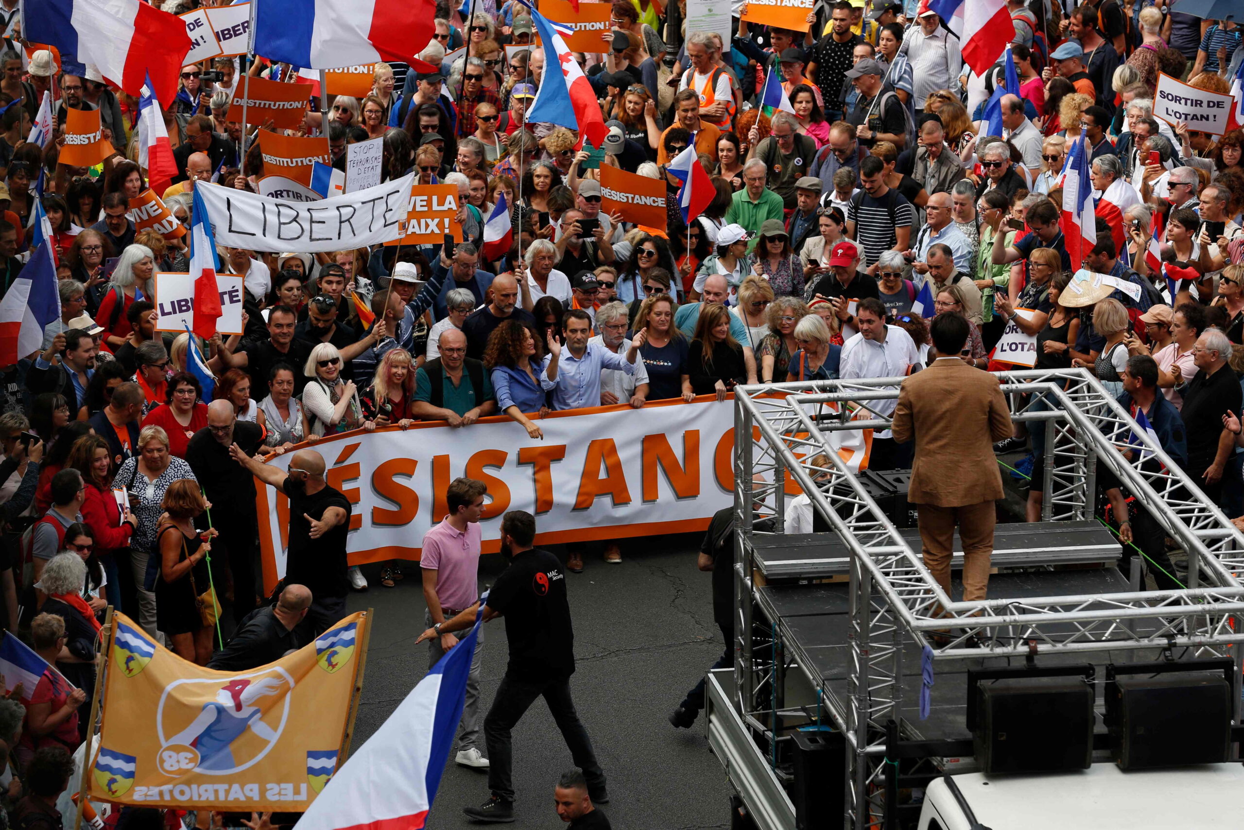 Manifestation Contre Florian Philippot à Quimper: Le Débat Divise la Population Bretonne